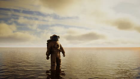 Raumfahrer-Im-Meer-Unter-Wolken-Bei-Sonnenuntergang